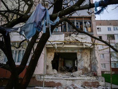 Un immeuble détruit par un bombardement à Hulyaipole, au sud-est de Zaporijjia, le 25 avril 2022 dans l'est de l'Ukraine - Ed JONES [AFP]