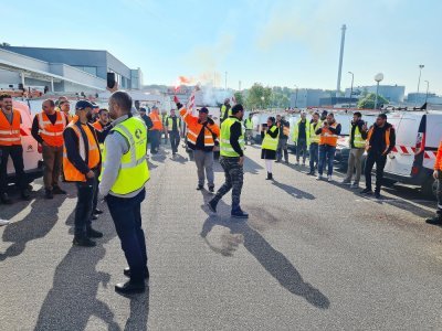 Les manifestants ont bloqué l'accès au site d'Orange au Grand-Quevilly une grande partie de la matinée ce mercredi 27 avril.
