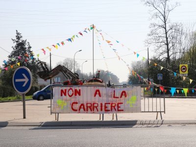 Mobilisation des habitants de Bardouville le 25 mars, au rond-point de la maison brûlée près de la Bouille