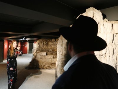 Le rabbin assiste pour la première fois à une partie de la visite guidée qui sera ouverte au public ce samedi 30 avril.