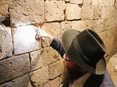 Le rabbin de Rouen, Chmouel Lubecki, connaît bien les lieux mais il est toujours ému de redécouvrir les graffitis.