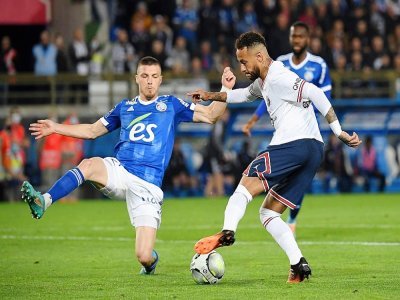 L'attaquant du Paris SG Neymar (d) face au défenseur de Strasbourg Frédéric Guilbert, le 29 avril 2022 à Strasbourg - Patrick HERTZOG [AFP]