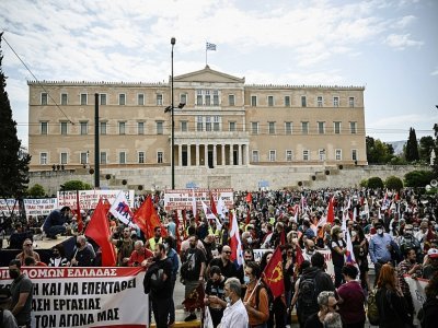Des milliers de personnes manifestent à Athènes, réclamant davantage de mesures de soutien du pouvoir d'achat, le 1er mai 2022 - ARIS MESSINIS [AFP]