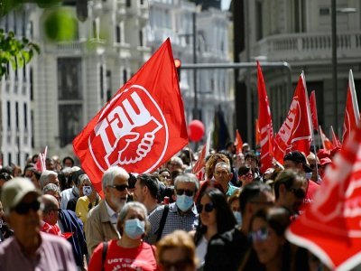 Manifestation à Madrid pour réclamer des hausses de salaires et des mesures face à l'inflation, le 1er mai 2022 - GABRIEL BOUYS [AFP]