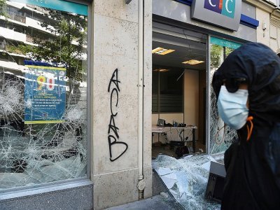 La façade d'une succursale du CIC endommagée en marge du défilé du 1er mai à Paris - Alain JOCARD [AFP]