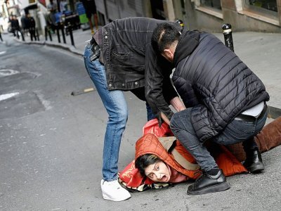 Une manifestante arrêtée par la police lors des manifestations du 1er mai 2022 à Istanbul - OZAN KOSE [AFP]