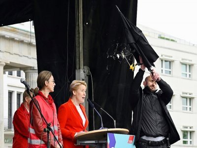 La maire de Berlin, Franziska Giffey, cible d'un jet d'oeuf alors qu'elle prononçait un discours lors d'un rassemblement à Berlin, le 1er mai 2022 - Tobias SCHWARZ [AFP]