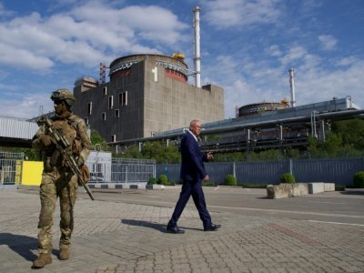 Andreï Chevtchik (d), nouveau maire prorusse d'Energodar, et un soldat russe devant la centrale nucléaire de Zaporijjia, le 1er mai 2022 en Ukraine - Andrey BORODULIN [AFP]