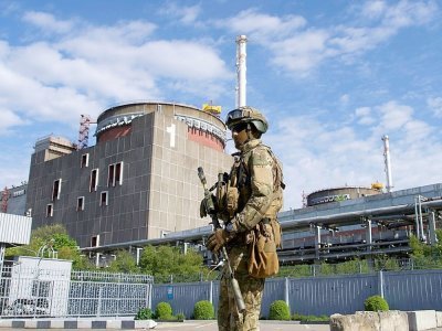 Un soldat russe monte la garde devant la centrale nucléaire de Zaporijjia, le 1er mai 2022 à Energodar - Andrey BORODULIN [AFP]