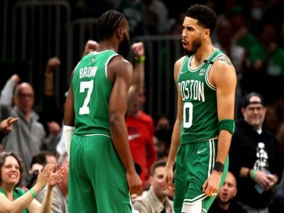 Jayson Tatum (d) et Jaylen Brown, fers de lance des Boston Celtics, contre les Milwaukee Bucks dans le match 2 des des demi-finales de la Conférence Est en NBA le 3 avril 2022 au TD Garden à Boston - Maddie Meyer [GETTY IMAGES NORTH AMERICA/AFP]
