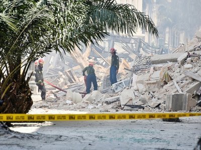 Des secouristes dégagent des débris après une forte explosion dans l'hôtel Saratoga, le 6 mai 2022 à La Havane, à Cuba - ADALBERTO ROQUE [AFP]