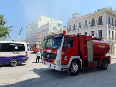 Des équipes de secours sur les lieux d'une explosion survenue dans l'hôtal Saratoga en travaux, le 6 mai 2022 à La Havane, à Cuba - ADALBERTO ROQUE [AFP]