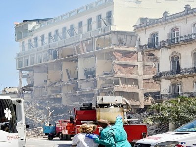 Des équipes de secours sur les lieux d'une explosion survenue dans l'hôtal Saratoga en travaux, le 6 mai 2022 à La Havane, à Cuba - ADALBERTO ROQUE [AFP]