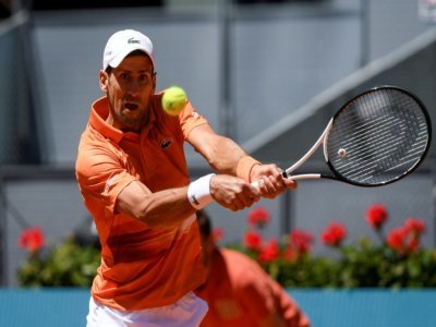 Le Serbe Novak Djokovic contre le Polonais Hubert Hurkacz en quart de finale du tournoi de Madrid, le 6 mai 2022 - OSCAR DEL POZO [AFP]