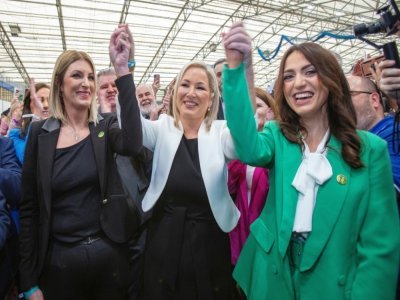 Michelle O'Neill (c), vice-présidente du Sinn Fein, fête sa réélection avec des membres du parti, le 6 mai 2022 à Magherafelt, en Irlande du Nord - PAUL FAITH [AFP]