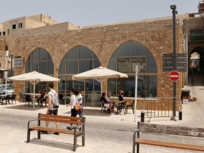La façade du restaurant de fruits de mer "Uri Buri" dans la vieille ville d'Acre, dans le nord d'Israël, le 2 mai 2022 - JACK GUEZ [AFP]