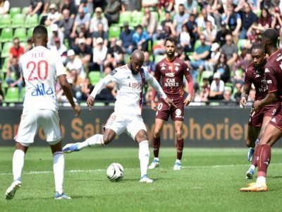 L'attaquant de l'OL Moussa Dembélé (c) sur le terrain de Metz, le 8 mai 2022 - Jean-Christophe Verhaegen [AFP]