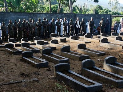 Cérémonie devant les tombes des victimes du crash de la Yemenia Airlines, le 30 juin 2010 à Moroni, aux Comores - YUSUF IBRAHIM [AFP/Archives]