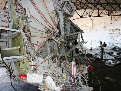 Des débris de l'avion de la Yemenia Airways repêchés en mer, dans un hangar à Moroni, le 16 septembre 2009 aux Comores - YUSUF IBRAHIM [AFP/Archives]