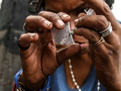 Un toxicomane s'apprête à s'injecter une dose d'héroïne, dans le centre de Medellin, en Colombie, le 17 mars 2022 - JOAQUIN SARMIENTO [AFP/Archives]
