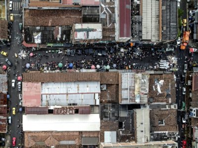 Vue aérienne de la rue de Medellin, en Colombie, où s'opère une grande partie des trafics de drogues en tout genre, le 18 avril 2022 - JOAQUIN SARMIENTO [AFP/Archives]