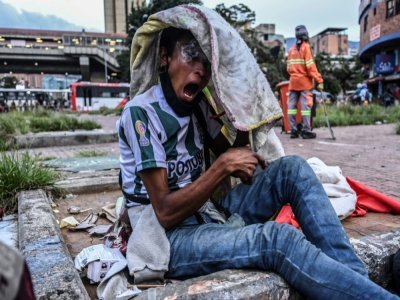 Un toxicomane fume du crack dans le centre-ville de Medellin, en Colombie, le 1er mars 2022 - JOAQUIN SARMIENTO [AFP/Archives]
