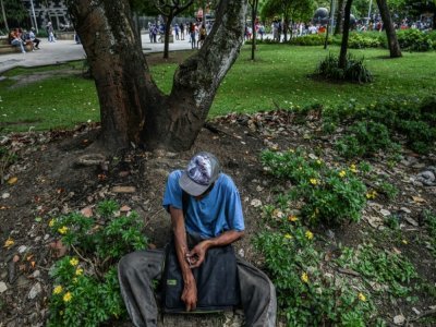 Un toxicomane s'injecte de l'héroïne dans un parc du centre de Medellin, en Colombie, le 19 mars 2022 - JOAQUIN SARMIENTO [AFP/Archives]
