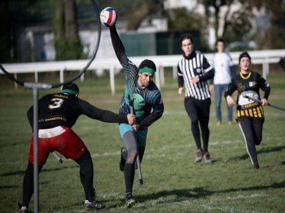 Partie de quidditch  entre Paris et Angers lors des Championnats de France à Nantes, le 12 février 2022 - LOIC VENANCE [AFP/Archives]