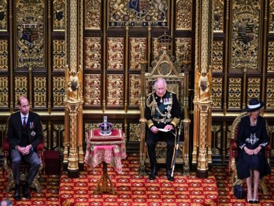 Le Prince William, le Prince Charles et son épouse Camilla (de gauche à droite) lors de la cérémonie du discours du trône le 10 mai 2022 à Londres - Ben Stansall [POOL/AFP]