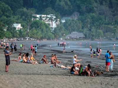 Des touristes sur une plage de Jaco, le 30 mars 2022 au Costa Rica - Luis ACOSTA [AFP/Archives]
