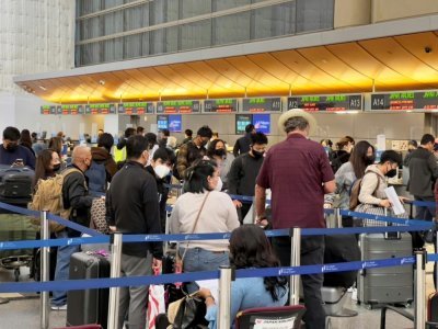Des voyageurs à l'aéroport international de Los Angeles, le 28 février 2022 - Daniel SLIM [AFP/Archives]