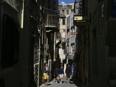 Des touristes dans la vieille ville de Chania, le 20 avril 2022 sur l'île de Crète, en Grèce - Louisa GOULIAMAKI [AFP/Archives]
