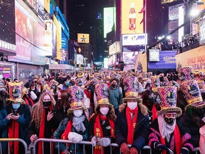 Des personnes rassemblées à Times Square pour le passage à la nouvelle année, le 31 décembre 2021 à New York - Yuki IWAMURA [AFP/Archives]