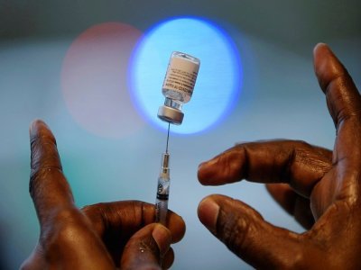 Un soignant prépare une seringue du vaccin Pfizer contre le Covid-19, le 5 février 2021 à League City, au Texas - Mark Felix [AFP/Archives]