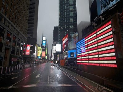 Times Square totalement déserté pendant la pandémie de Covid-19, le 30 avril 2020 à New York - Johannes EISELE [AFP/Archives]
