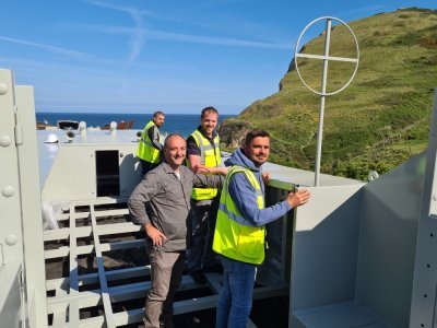 François Auber (en marron) et les équipes de CPM Industries lors de l'installation de la barge, mercredi 11 mai.