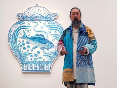 L'artiste japonais Takashi Murakami devant l'une de ses oeuvres "Grass Carp, 2022" exposée à la galerie Gagosian, le 11 mai 2022 à New York - TIMOTHY A. CLARY [AFP]