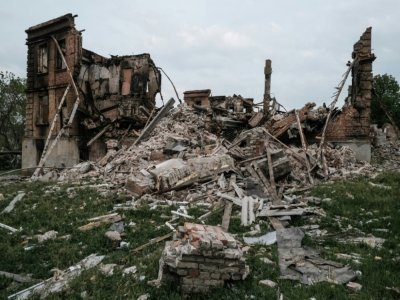 Les décombres d'une école bombardée à Bilogorivka, dans la région de Lougansk (est de l'Ukraine), le 13 mai 2022 - YASUYOSHI CHIBA [AFP]