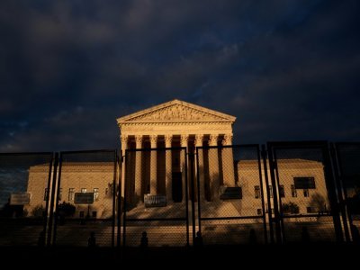 Le bâtiment de la Cour suprême à Washington protégé par des barrières le 11 mai 2022 - Stefani Reynolds [AFP]