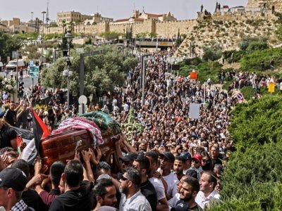 Un cortège conduit le cercueil de la journaliste palestinienne Shireen Abou Akleh au cimetière, à Jérusalem, le 13 mai 2022 - RONALDO SCHEMIDT [AFP]