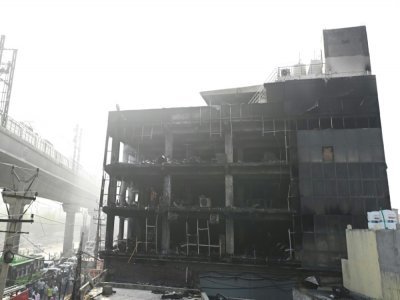 Au moins 27 personnes ont été tuées dans l'incendie d'un bâtiment commercial à New Delhi, le 14 mai 2022 - Sajjad HUSSAIN [AFP]