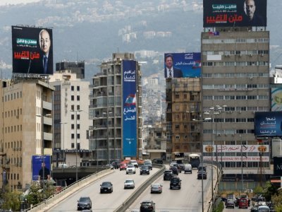 Des affiches électorales au-dessus d'un pont traversant Beyrouth, le 14 mai 2022 - LOUAI BESHARA [AFP]