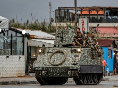 Des soldats libanais assis sur un car dans la ville de Tripoli, dans le nord du pays, le 14 mai 2022 - Ibrahim CHALHOUB [AFP]