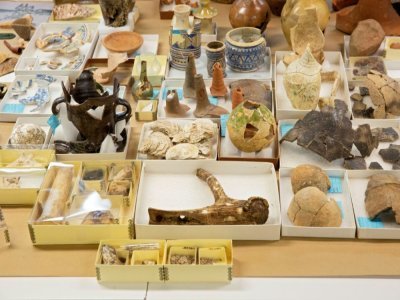 Des objets, et notamment de la poterie, tirés des précédentes fouilles à Jamestown sont ici stockés dans les locaux des conservateurs, le 10 mai 2022 - Ryan M. Kelly [AFP]