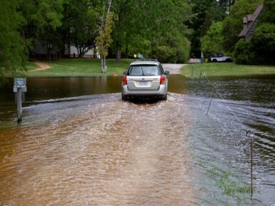 La voiture de Michael Lavin, le directeur des collections de Jamestown Rediscovery, à travers l'inondation, le 10 mai 2022. D'ici la fin du siècle avec le réchauffement climatique, cette hauteur d'eau sera la nouvelle norme - Ryan M. Kelly [AFP]