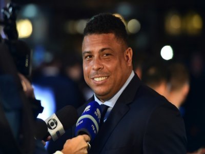 L'ex-star brésilienne Ronaldo, interrogée par les reporters à Londres, le 23 octobre 2017, a investi dans son ancien club de Cruzeiro - Glyn KIRK [AFP/Archives]