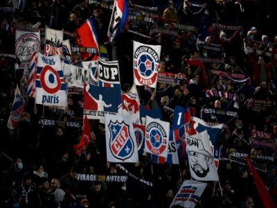 Les supporters du PSG déploient des écharpes lors du match contre le FC Bruges en Ligue des champions à Paris, le cheer before the UEFA, le 7 décembre 2021 - FRANCK FIFE [AFP/Archives]