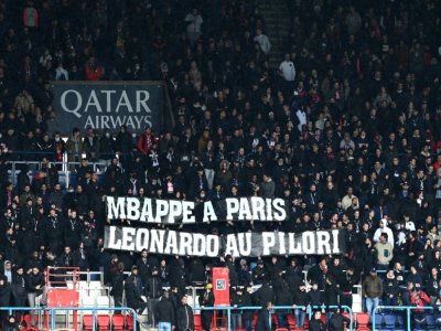 Les supporters du PSG déploient une banderole implorant: "Mbappé à Paris, Leonardo au pilori"  durant le match contre Bordeaux au Parc des Princes, le 13 mars 2022 - Alain JOCARD [AFP/Archives]