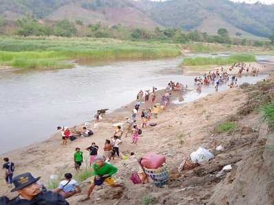 Des habitants déplacés de Birmanie, à la frontière avec la Thaïlande, le 26 mars 2022 - Myaelatt Athan [AFP/Archives]
