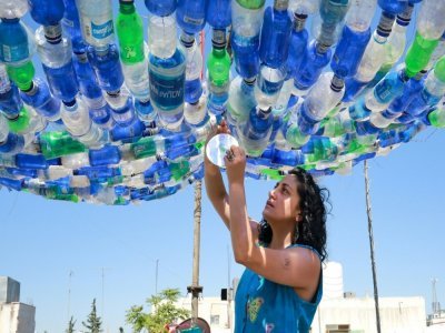 Maria Nissan, une Américaine d'origine irakienne, crée une oeuvre d'art à partir de bouteilles en plastique, le 17 mai 2022 à Amman - Khalil MAZRAAWI [AFP]